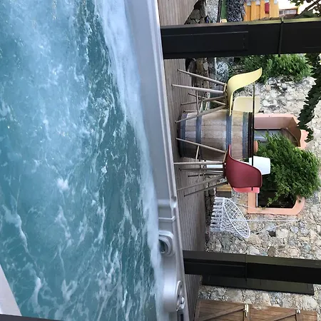 1722 De Charmes Ville-di-Paraso